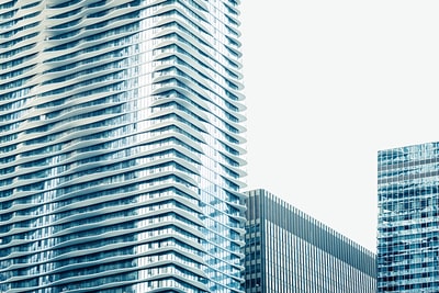 建筑摄影的灰色的高层建筑
